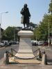 Statue de Voltaire, au milieu de l'avenue Voltaire