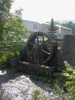 Vieille roue  eau. En arrire-plan, les Thermes de Divonne (voir album en rapport)