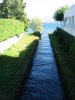 Petit canal vers le lac, entre deux maisons, Grand-Rue