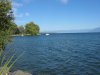 Vue vers l'le de la Harpe, accessible uniquement en bateau. Celle-ci a t erige sur les vestiges de l'anicenne cit lacustre vers 1835, dans le but de protger le port. Au milieu de l'le fut dresse une oblisque  la mmoire de Frdric-Csar de LA H