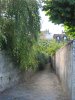 Une petite ruelle vers la ville