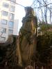 Une statue, cache dans une cour de la rue des Dlices.