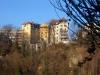 Les faades des immeubles de la rue de Saint Jean, au bord des falaises du Rhne